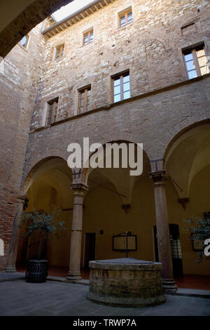 Im Innenhof des Palazzo Comunale, Montepulciano, Toskana, Italien Stockfoto