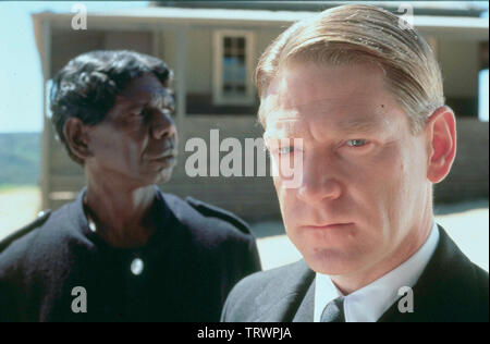 KENNETH BRANAGH und DAVID GULPILIL in Rabbit-PROOF FENCE (2002). Copyright: Nur die redaktionelle Nutzung. Kein Merchandising oder Buch deckt. Dies ist eine öffentlich verteilten Handzettel. Zugriffsrechte nur, keine Lizenz des Urheberrechts zur Verfügung gestellt. Nur in Verbindung mit Werbung für diesen Film. Credit: RUMBARALA FILME/OLSEN ABGABE/HANWAY/AUSTRALIAN FILM FINANCE/Album Stockfoto