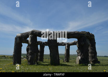 Holz henge aus Baumstämmen in einem Feld zu Worth Matravers in Dorset gebaut. Stockfoto