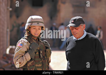 IRWIN WINKLER und Jessica Biel in die Heimat der tapferen (2006). Copyright: Nur die redaktionelle Nutzung. Kein Merchandising oder Buch deckt. Dies ist eine öffentlich verteilten Handzettel. Zugriffsrechte nur, keine Lizenz des Urheberrechts zur Verfügung gestellt. Nur in Verbindung mit Werbung für diesen Film. Quelle: Metro Goldwyn Mayer/TANIOVER, bahadir/Album Stockfoto