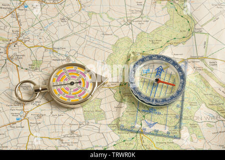 Kompass und eine fahrbare Karte Messgerät auf eine Ordnance Survey map. Stockfoto