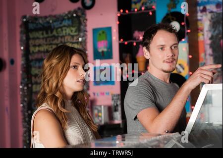 ANTON YELCHIN und Ashley Greene in den EX (2014). Copyright: Nur die redaktionelle Nutzung. Kein Merchandising oder Buch deckt. Dies ist eine öffentlich verteilten Handzettel. Zugriffsrechte nur, keine Lizenz des Urheberrechts zur Verfügung gestellt. Nur in Verbindung mit Werbung für diesen Film. Credit: SPANNUNG BILDER / Album Stockfoto