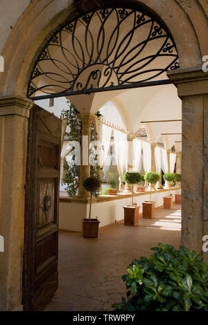 Eingang zum Convento di San Francesco, jetzt ein Hotel namens der Chiostro di Pienza, Corso Il Rossellino, Pienza, Toskana, Italien Stockfoto