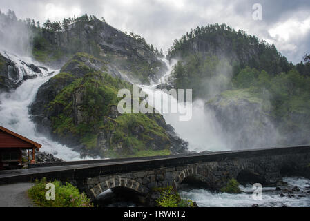 Twin Wasserfall in der Nähe von Låtefossen Skare und Odda in der Region Hordaland, Norwegen entfernt Stockfoto