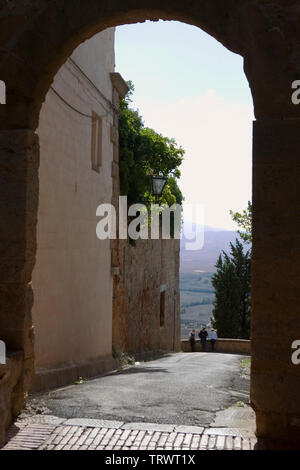 Via del Balzello: Spur führt zu über Gozzante und der Blick nach Süden über das Val d'Orcia, Pienza, Toskana, Italien Stockfoto