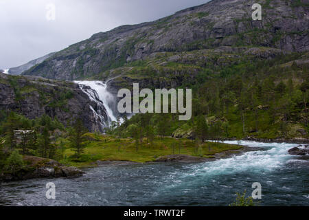 Wasserfall in Husedalen Nykkjesøyfossen in Norwegen, in der Nähe von rodgau auf dem Wanderweg nach vier Wasserfälle Stockfoto