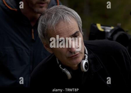 OLIVIER ASSAYAS in Wolken von Sils Maria (2014). Copyright: Nur die redaktionelle Nutzung. Kein Merchandising oder Buch deckt. Dies ist eine öffentlich verteilten Handzettel. Zugriffsrechte nur, keine Lizenz des Urheberrechts zur Verfügung gestellt. Nur in Verbindung mit Werbung für diesen Film. Credit: CG KINO/CAB PRODUCTIONS/HESEKIEL FILMPRODUKTION/PALLAS FIL/BETHUEL, Lied/Album Stockfoto