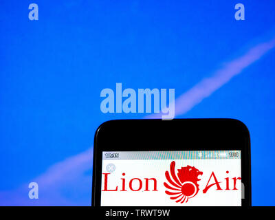 In diesem Foto Illustration der PT Lion Mentari Airlines, die als Lion Air Logo wird auf dem Smartphone angezeigt Stockfoto