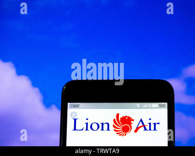 In diesem Foto Illustration der PT Lion Mentari Airlines, die als Lion Air Logo wird auf dem Smartphone angezeigt Stockfoto