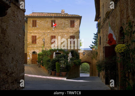 Trattoria Latte di Luna und der Porta al Ciglio, Piazza San Carlo, Pienza, Toskana, Italien Stockfoto