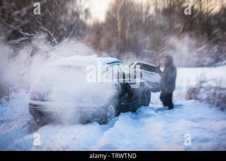 Vorher suv-Auto im Schnee stecken, Männer graben und den Wagen aus Schnee, Konzept der Winter Probleme mit dem Auto Stockfoto