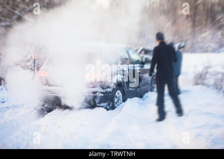 Vorher suv-Auto im Schnee stecken, Männer graben und den Wagen aus Schnee, Konzept der Winter Probleme mit dem Auto Stockfoto