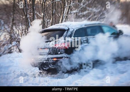 Vorher suv-Auto im Schnee stecken, Männer graben und den Wagen aus Schnee, Konzept der Winter Probleme mit dem Auto Stockfoto
