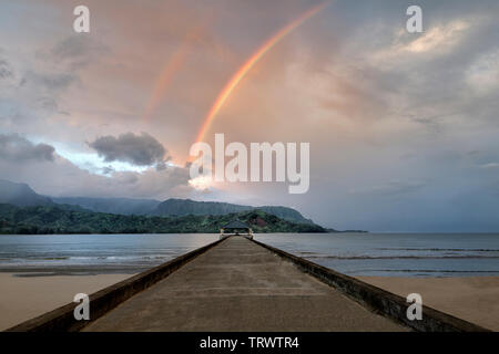 Hanalei Pier, Bucht und Bali Hai mit Regenbogen. (Mekana Berg) Kauai, Hawaii (Mekana Berg) Kauai, Hawaii Stockfoto