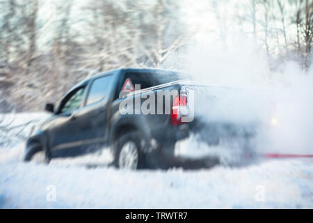 Vorher suv-Auto im Schnee stecken, Männer graben und den Wagen aus Schnee, Konzept der Winter Probleme mit dem Auto Stockfoto