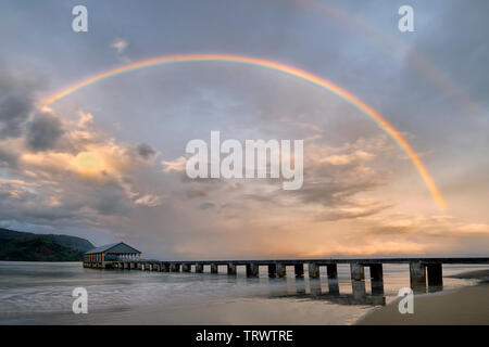 Hanalei Pier, Bucht und Bali Hai mit Regenbogen. (Mekana Berg) Kauai, Hawaii (Mekana Berg) Kauai, Hawaii Stockfoto