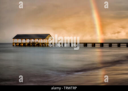 Hanalei Pier, Bucht und Bali Hai mit Regenbogen. (Mekana Berg) Kauai, Hawaii (Mekana Berg) Kauai, Hawaii Stockfoto