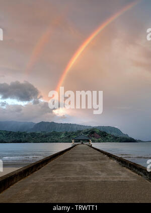 Hanalei Pier, Bucht und Bali Hai mit Regenbogen. (Mekana Berg) Kauai, Hawaii (Mekana Berg) Kauai, Hawaii Stockfoto