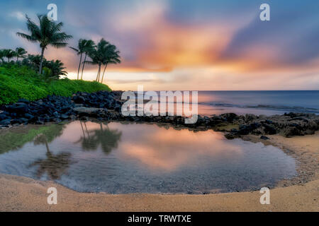 Einen reflektierenden Pool und Sonnenaufgang., Keiki Cove. Poipu, Kauai, Hawaii Stockfoto