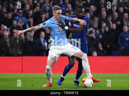 LONDON, ENGLAND - 21. FEBRUAR 2019: Søren Rieks von Malmö und Antonio Rudiger von Chelsea dargestellt, während das zweite Bein der UEFA Europa League 2018/19 Runde 32 Spiel zwischen Chelsea FC (England) und Malmö FF (Schweden) an der Stamford Bridge. Stockfoto