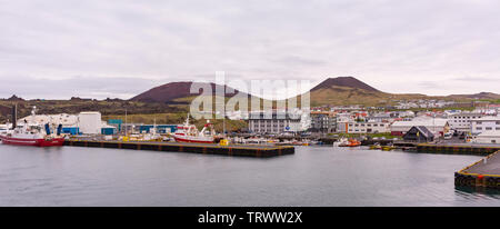 VESTMANNAEYJAR, ISLAND - Panorama der Hafenstadt Heimaey, Westman Inseln vor der südlichen Küste. Stockfoto