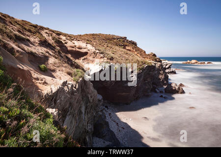 Route der Fischer, im Südwesten von Portugal entfernt, mit seinen Felsformationen und kristallklarem Meer. Stockfoto