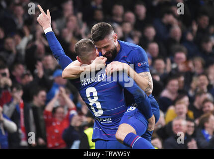 LONDON, ENGLAND - 21. FEBRUAR 2019: Ross Barkley von Chelsea feiert mit Olivier Giroud von Chelsea, nachdem er ein Ziel, während das zweite Bein der UEFA Europa League 2018/19 Runde 32 Spiel zwischen Chelsea FC (England) und Malmö FF (Schweden) an der Stamford Bridge gezählt. Stockfoto