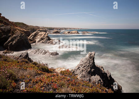 Route der Fischer, im Südwesten von Portugal entfernt, mit seinen Felsformationen und kristallklarem Meer. Stockfoto