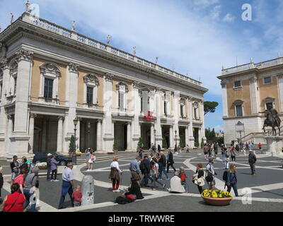 Ansicht der Touristen und der Palazzo Nuovo, Teil der Kapitolinischen Museen, an der trapezförmige Piazza del Campidoglio, entworfen von Michelangelo Stockfoto