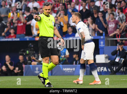 MADRID, Spanien - Juni 1, 2019: Slowenisch FIFA-Schiedsrichter Damir Skomina gibt einen Elfmeter im Finale der UEFA Champions League 2018/19 zwischen den Tottenham Hotspur (England) und dem FC Liverpool (England) an Wanda Metropolitano. Stockfoto