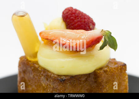 Baba au rhum, Torte français, typisch französische Dessert Kuchen mit Rum, Sahne, und manchmal Früchte. Stockfoto