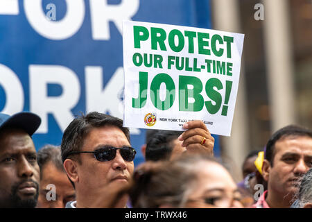 New York, USA, 12. Juni 2019. Vertreter von Gewerkschaften Taxifahrer' New York City Bürgermeister Bill De Blasio verkünden eine Ausweitung der GAP auf die FHV (For-Hire Fahrzeuge). Credit: Enrique Ufer/Alamy leben Nachrichten Stockfoto