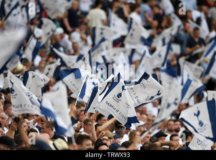 MADRID, Spanien - 1. JUNI 2019: Tottenham fans dargestellt vor dem Finale der UEFA Champions League 2018/19 zwischen den Tottenham Hotspur (England) und dem FC Liverpool (England) an Wanda Metropolitano. Stockfoto