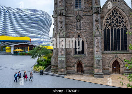 Die Kirche von St. Martin in der Stierkampfarena und Selfridges Gebäude, Birmingham, England Stockfoto