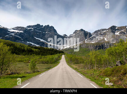 Der Weg, der zum Nusfjord, Lofoten, Norwegen führt. Stockfoto