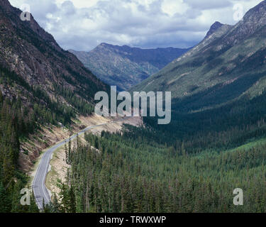 USA, Washington, Okanogan-Wenatchee National Forest, Blick Osten aus Washington Pass von Highway 20 und das umliegende Tal. Stockfoto