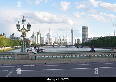 Auf der Suche nach Westen entlang der Themse vom Westminster Bridge, London Stockfoto