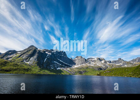 Blick von der Straße nach Nusfjord, Lofoten, Norwegen führt. Stockfoto