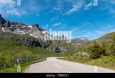 Der Weg, der zum Nusfjord, Lofoten, Norwegen führt. Stockfoto