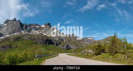 Der Weg, der zum Nusfjord, Lofoten, Norwegen führt. Stockfoto