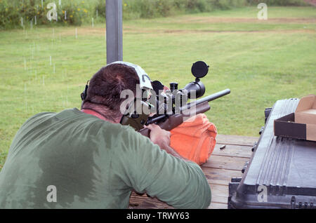 Ein Mann stellt den Umfang auf eine Remington Modell 700 SPS Taktische AAC Kaliber .308 Repetierbüchse auf einem Schießstand in Corpus Christi, Texas USA. Stockfoto