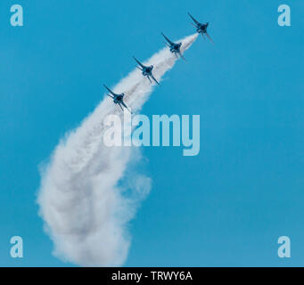 Wantagh, New York, USA - 24. Mai 2019: Der USAF Thunderbirds fliegen eine nach der anderen aus einer Menge Rauch. Stockfoto