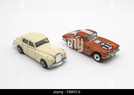 Zwei vintage Collectible matchbox Spielzeugauto, auf weißem Hintergrund, Nahaufnahme Stockfoto