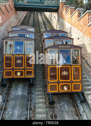 BUDAPEST, Ungarn - März 2018: Kutschen auf den steilen Budapest Castle Hill Standseilbahn oder 'Budavári Sikló". Stockfoto