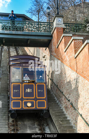 BUDAPEST, Ungarn - März 2018: Kutschen auf den steilen Budapest Castle Hill Standseilbahn oder 'Budavári Sikló". Stockfoto