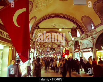 Ägyptischer Basar oder Spice Bazaar. Menschen zu Fuß und Shopping im Spice Bazaar (Misir Carsisi) einer der größten Basare in Istanbul, Türkei. Stockfoto
