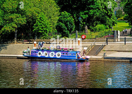 Die vollständige Moo Eis Boot, Fluss Ouse, York, England Stockfoto