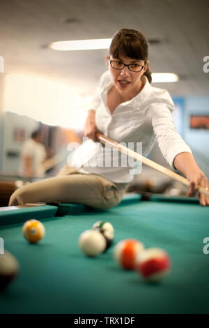 Junge Frau ein Spiel der Pool. Stockfoto