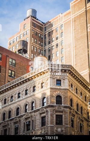 Wassertürme über Gebäude verschiedener Epochen in New York an einem sonnigen Tag Stockfoto