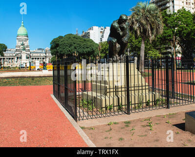 Der Denker Skulptur ist einer der ursprünglichen Statuen von Auguste Rodin vor der argentinischen nationalen Kongressgebäude in Buenos Aires befindet. Stockfoto